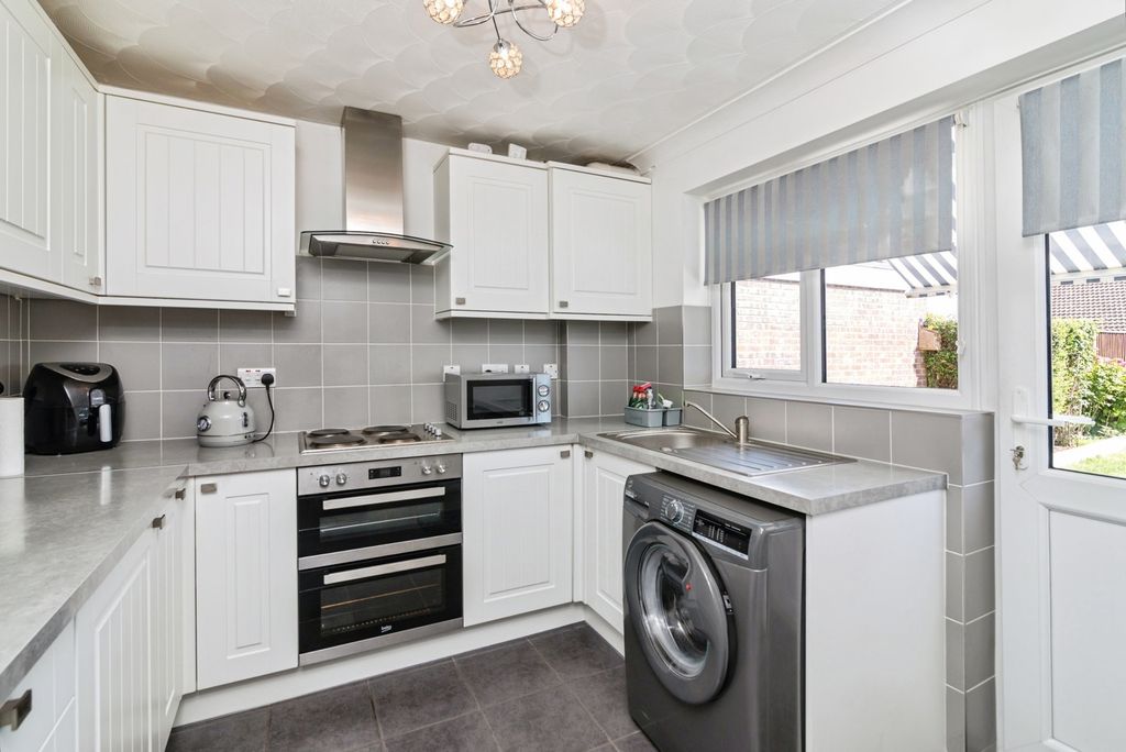 Property photo 3 of 17 Kitchen
