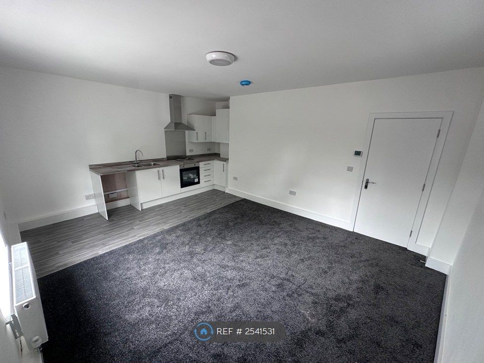 Property photo 1 of 4 Living Room/Kitchen