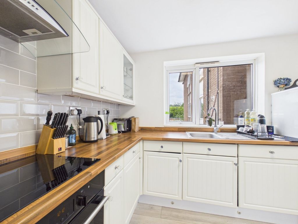 Property photo 3 of 25 Kitchen