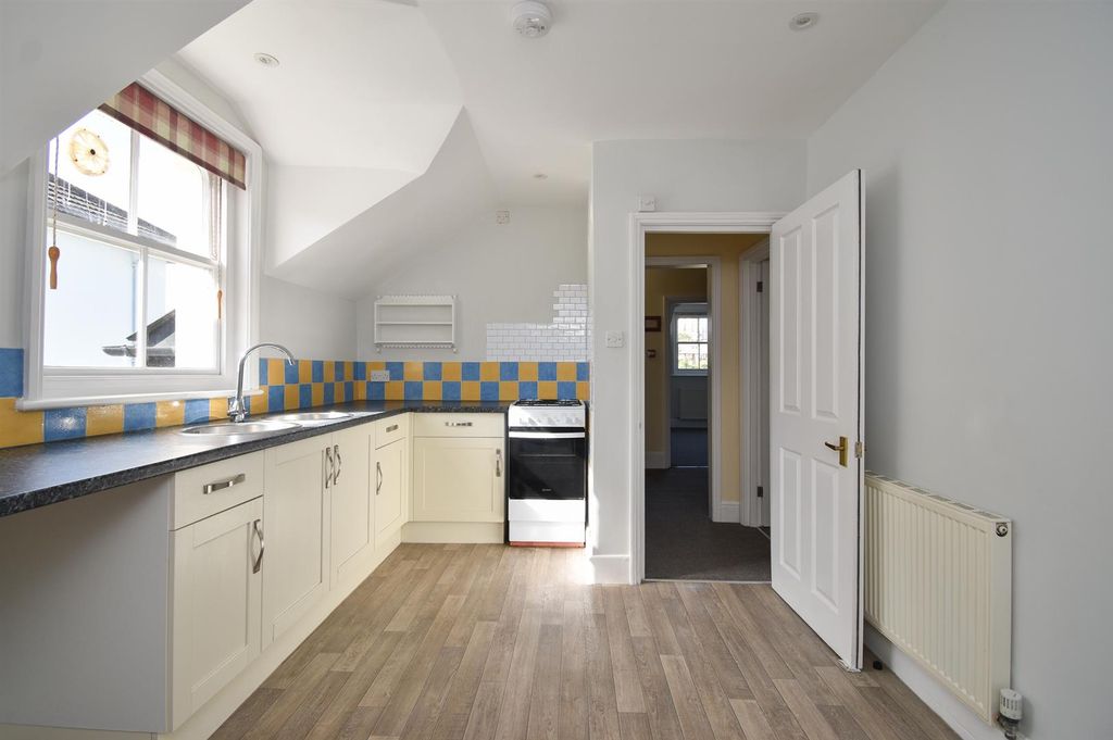 Property photo 3 of 11 Kitchen