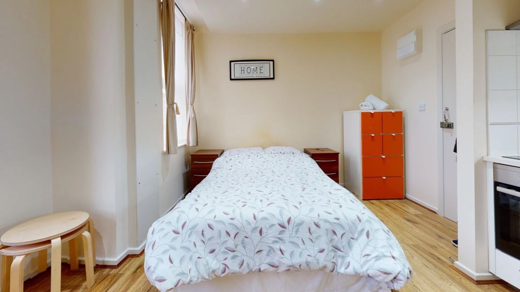 Property photo 1 of 7 Bedroom