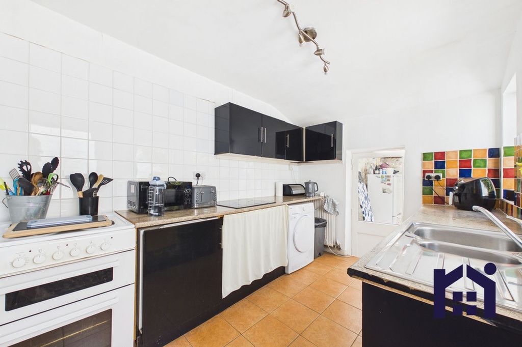 Property photo 3 of 17 Kitchen