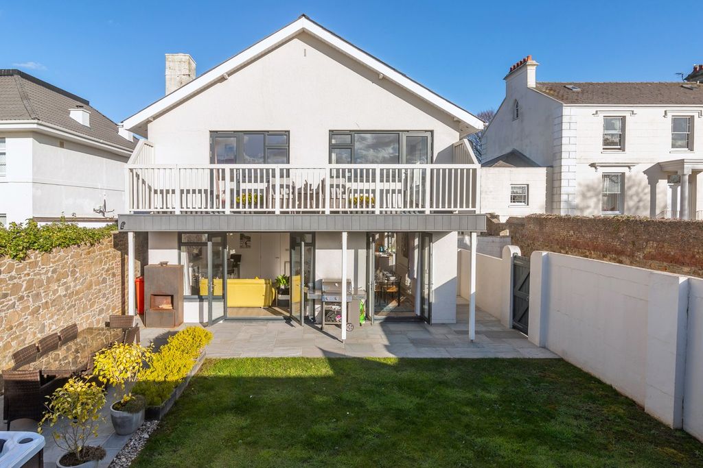 Property photo 1 of 32