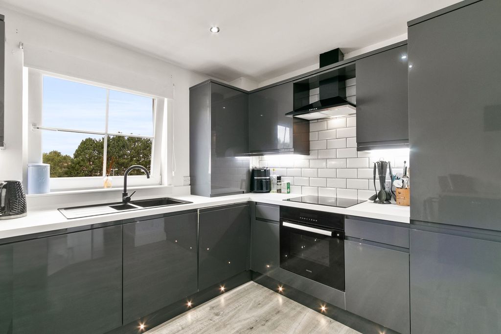 Property photo 2 of 17 Kitchen