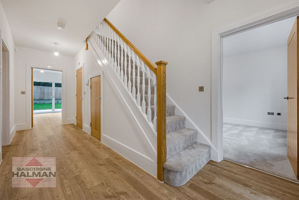 Property photo 2 of 25 Entrance Hallway