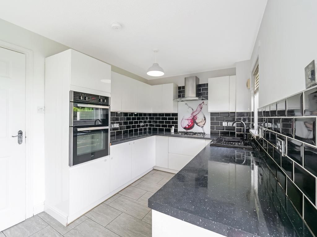 Property photo 3 of 18 Dining Kitchen