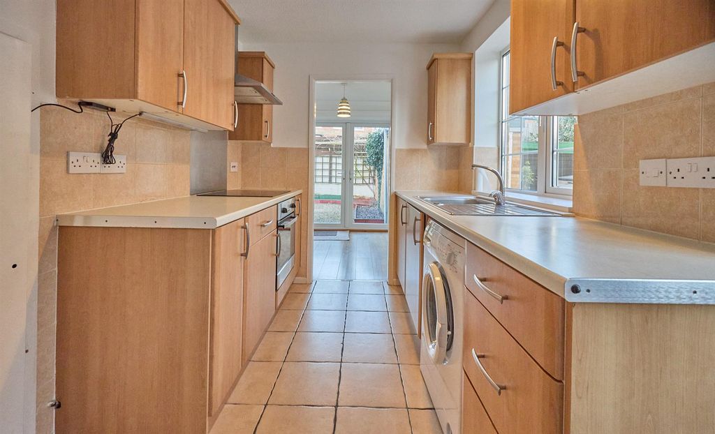 Property photo 3 of 13 Fitted Kitchen