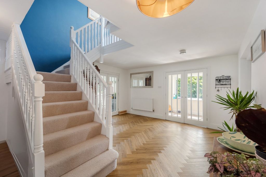 Property photo 2 of 24 Entrance Hall