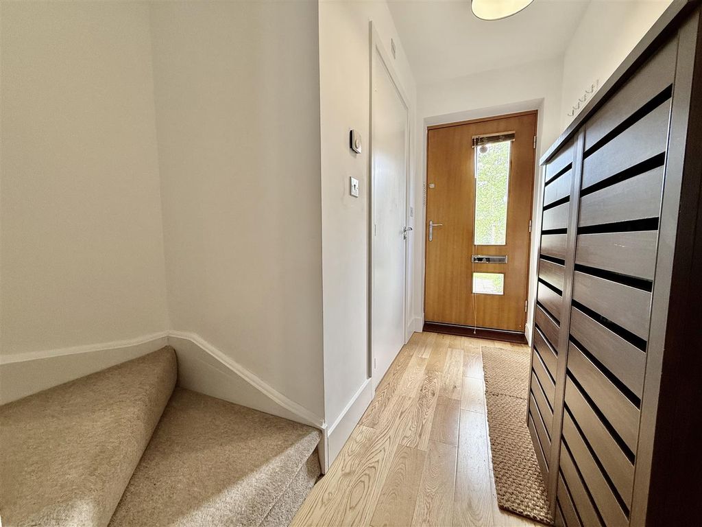 Property photo 3 of 24 Entrance Hall