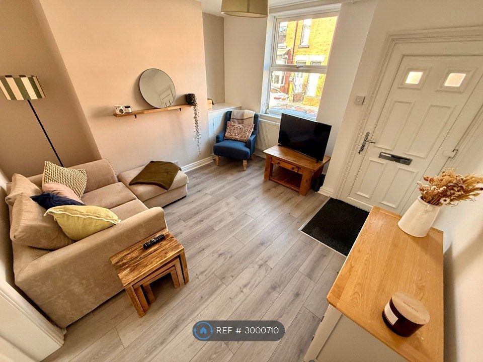 Property photo 3 of 11 Living Room