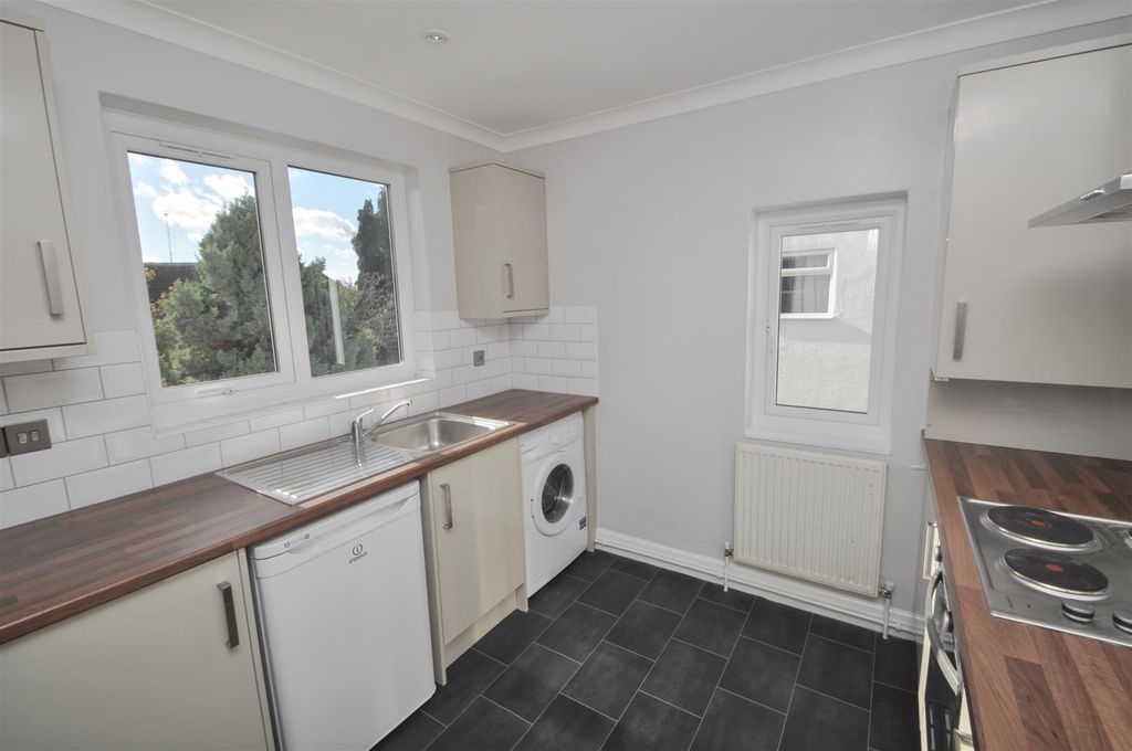 Property photo 3 of 9 Kitchen 2.Jpg