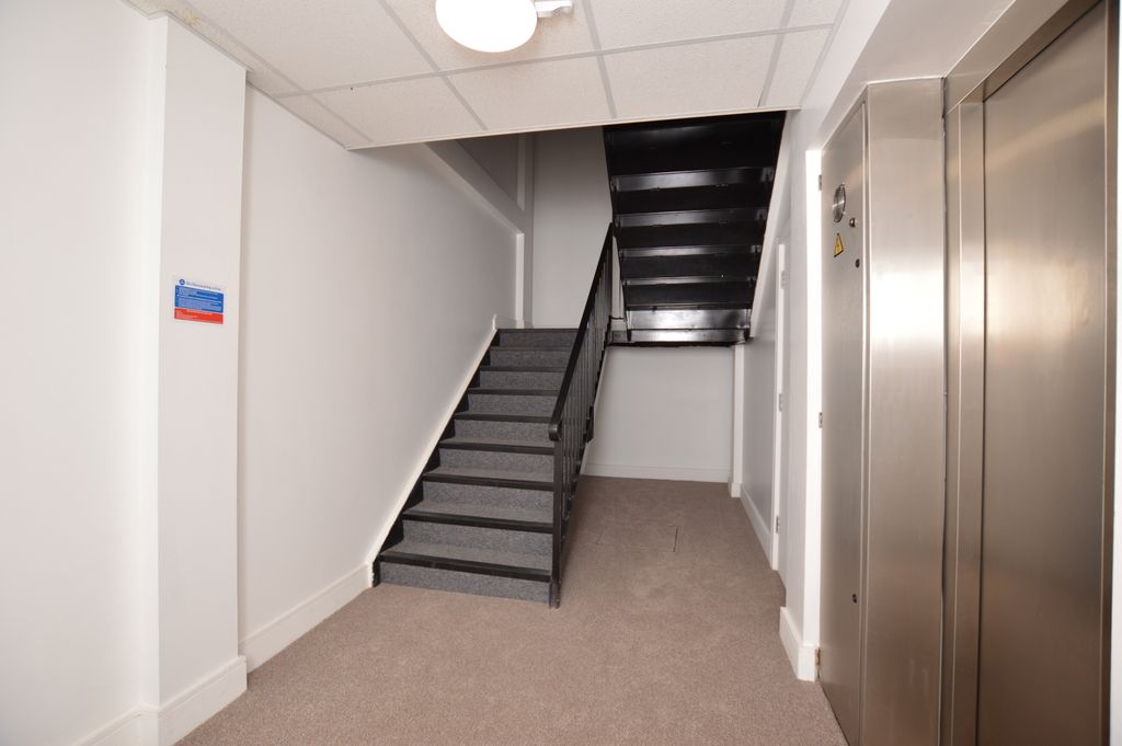 Property photo 3 of 7 Lift Entrance