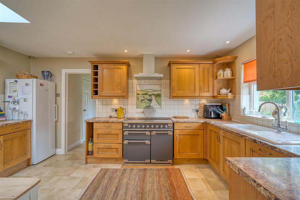 Property photo 3 of 11 Kitchen