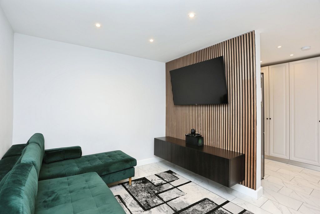 Property photo 2 of 12 Lounge