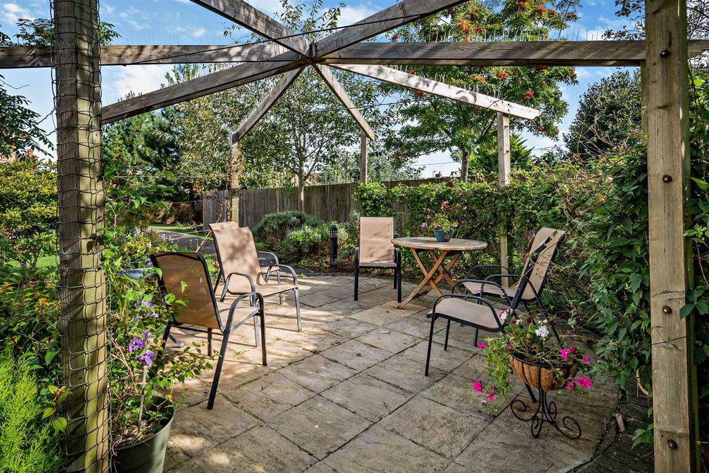 Property photo 2 of 18 Communal Gardens