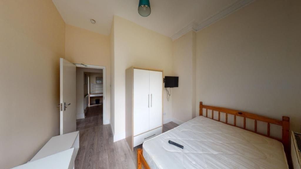Property photo 2 of 6 A Bright And Tidy Single Bedroom Featuring A Woode...