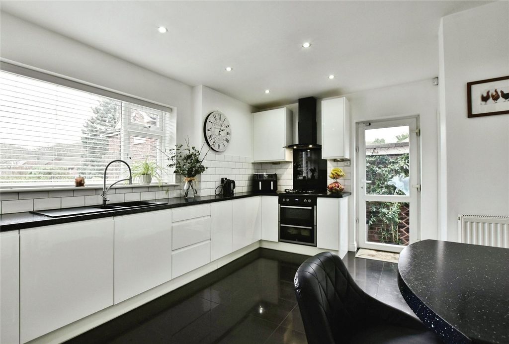 Property photo 2 of 34 Picture No. 12