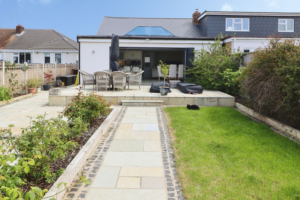 Property photo 1 of 27 Aspen Close