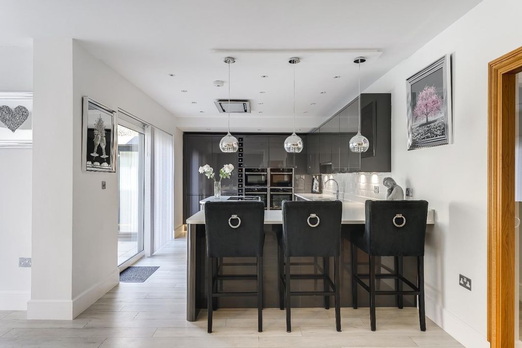 Property photo 3 of 48 Woodside_v2-13.Jpg
