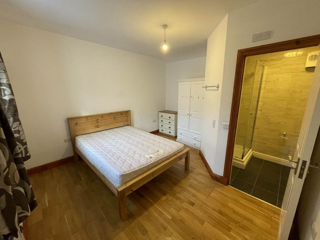 Property photo 2 of 6 Bedroom