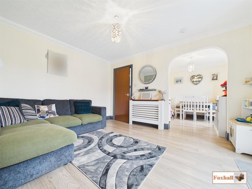 Property photo 3 of 17 Lounge