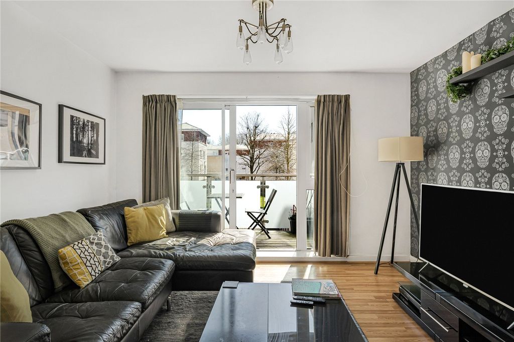 Property photo 2 of 18 Reception/Kitchen