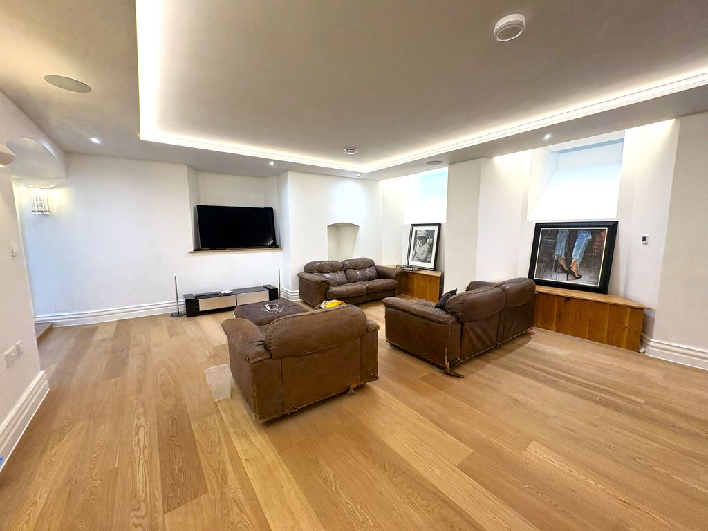2 bed flat to rentCathedral Yard, Exeter EX1 photo 4