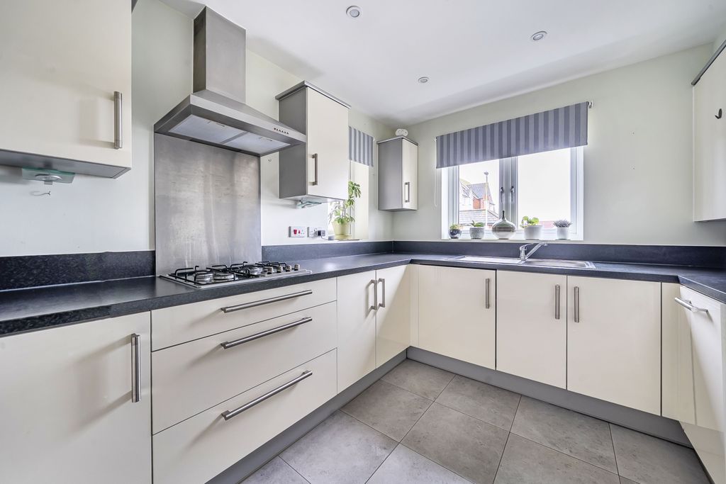 Property photo 2 of 11 Kitchen