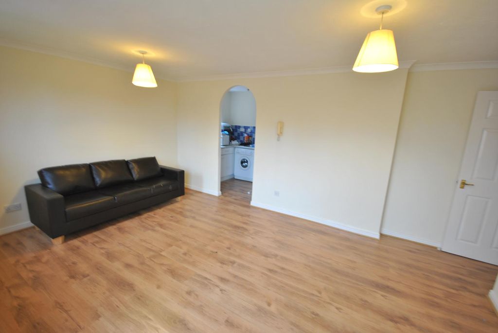 Property photo 3 of 8 Lounge