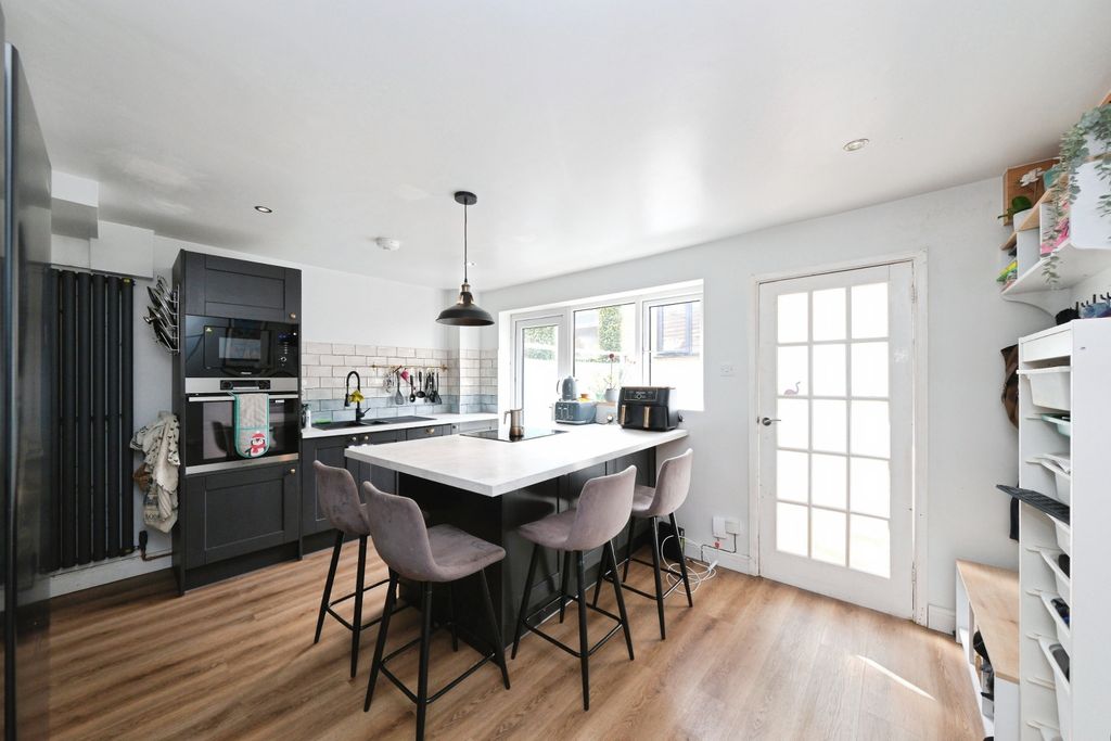 Property photo 3 of 18 Kitchen