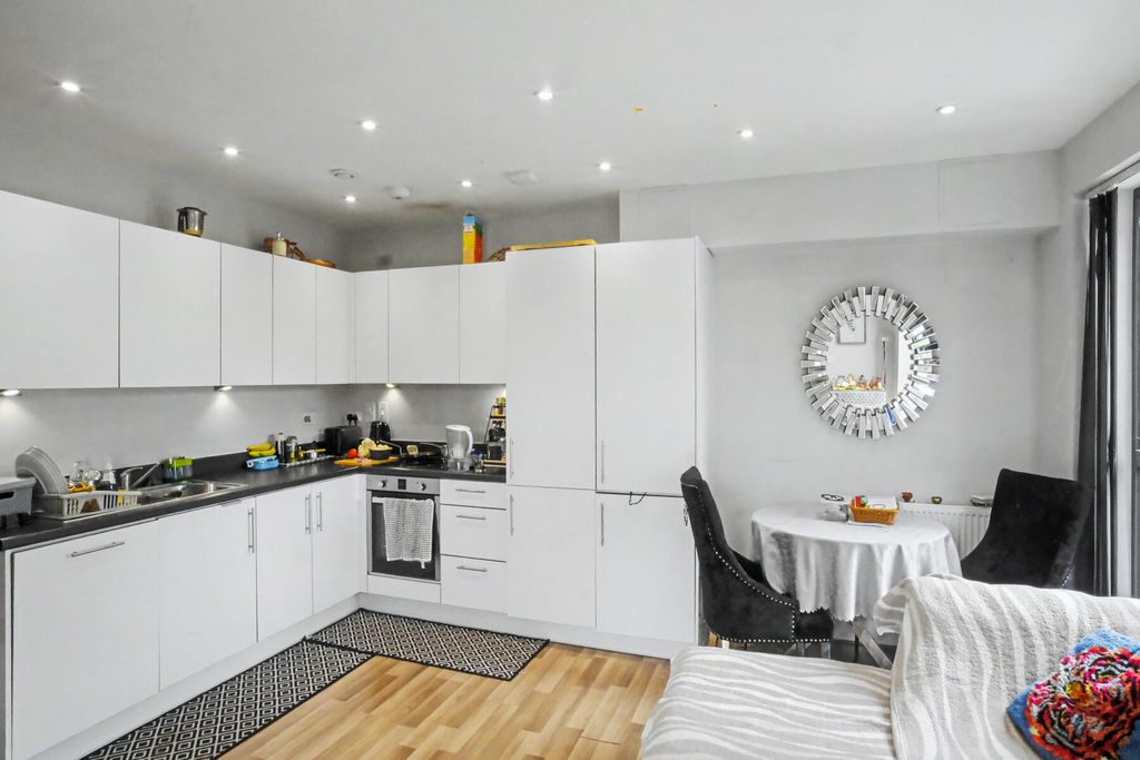 Property photo 3 of 7 Dominion Court - Kitchen