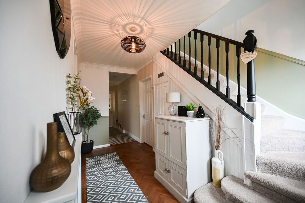 Property photo 2 of 19 Hallway