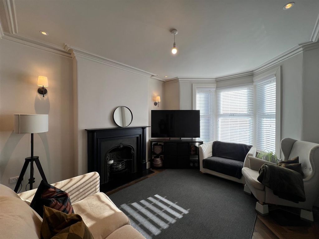 Property photo 2 of 10 Lounge