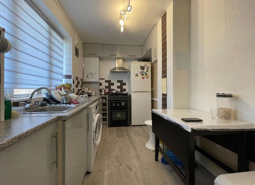 Property photo 3 of 10 Kitchen