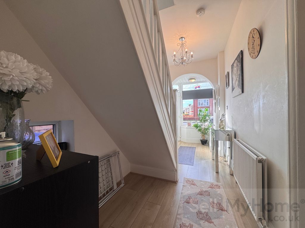 Property photo 2 of 18 Entrance Hall
