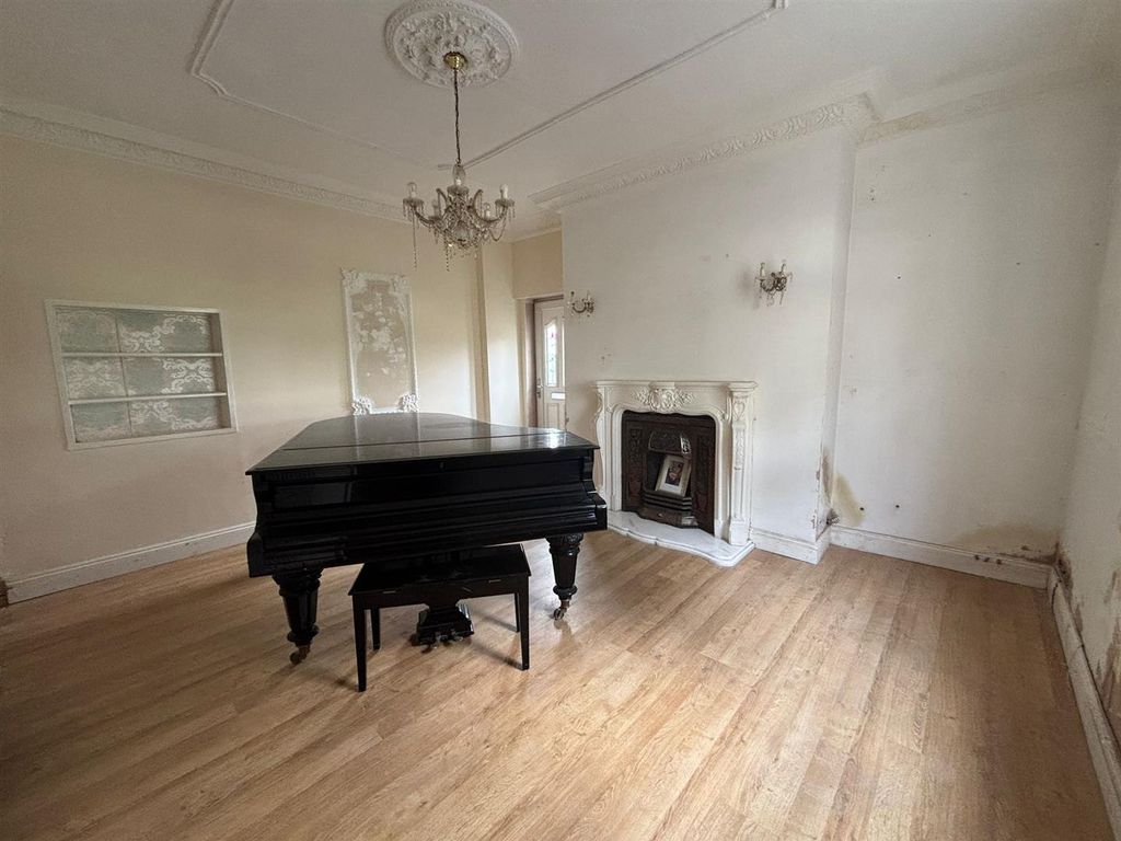 Property photo 2 of 17 92 Fse Music Room.Jpg