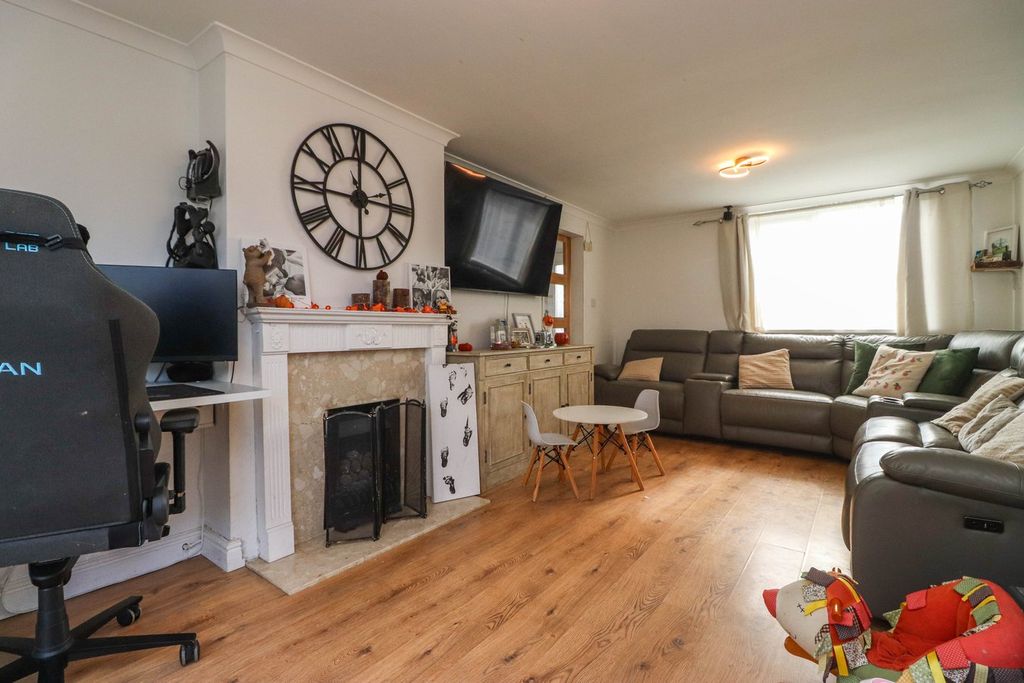 Property photo 3 of 16 Lounge