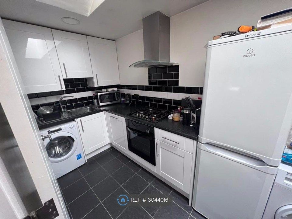 Property photo 3 of 16 Kitchen