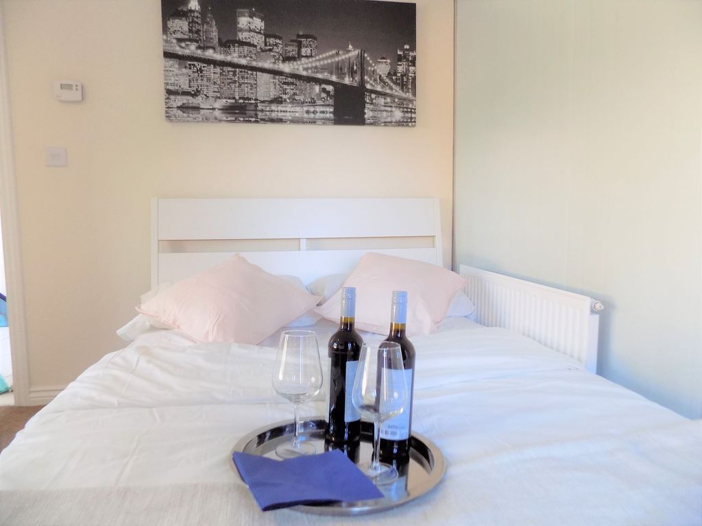 Property photo 3 of 24 Bright, Tidy Double Bedroom With A White Headboard...