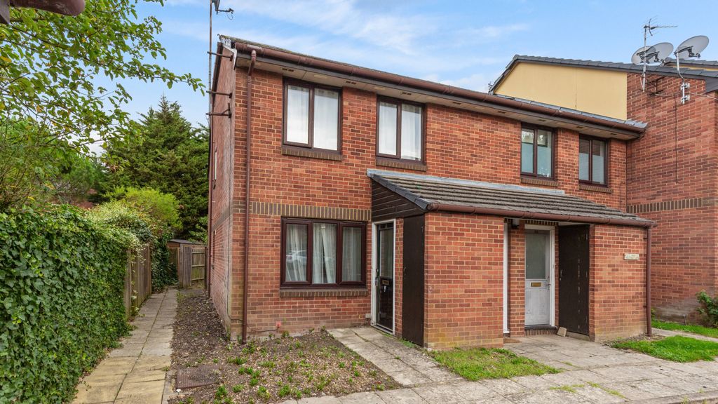 Property photo 1 of 13 Flat 31, Cotton Avenue, Acton, London, W3 6Ye