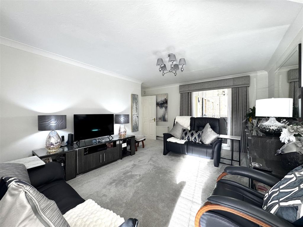 Property photo 2 of 24 Lounge