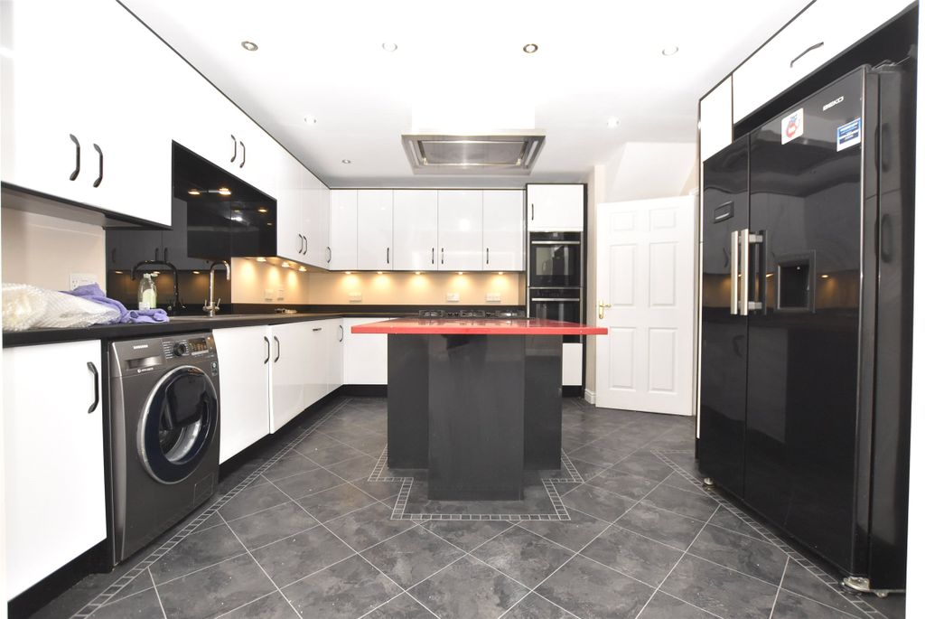 Property photo 3 of 20 Kitchen