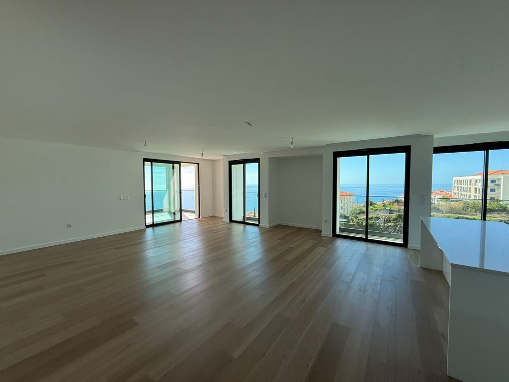 Property photo 1 of 11 Apartment For Sale At Rua Alberto Teixeira 9125, Caniço