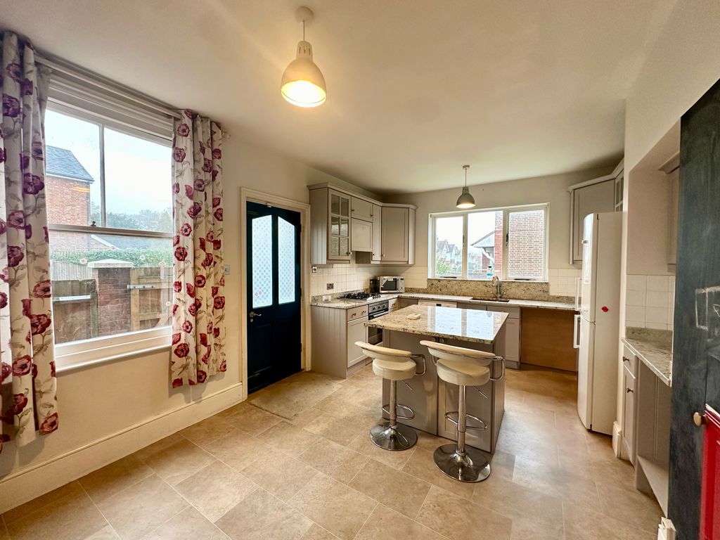 Property photo 3 of 10 Kitchen