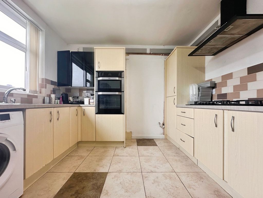 Property photo 2 of 11 Kitchen