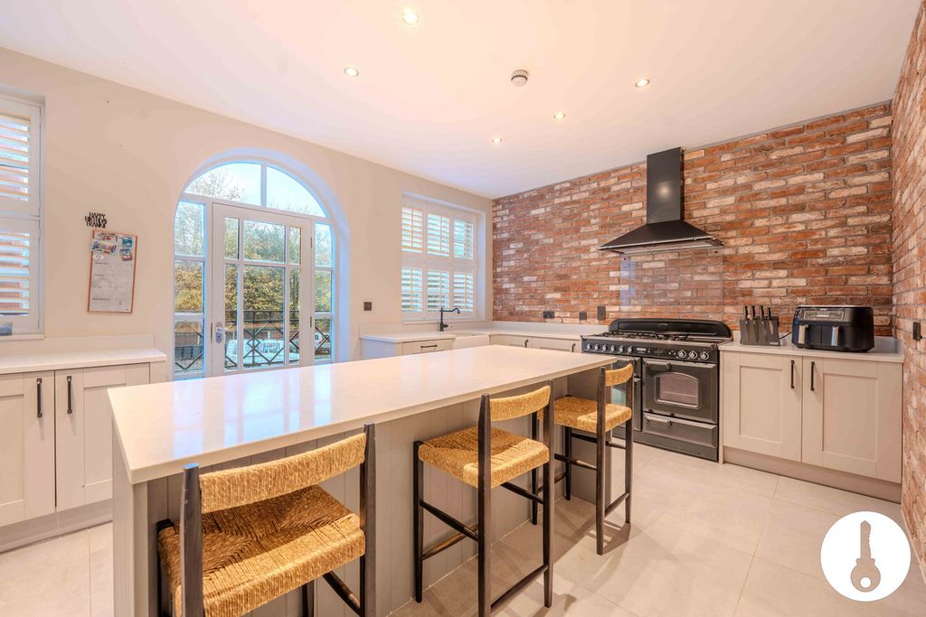 Property photo 2 of 30