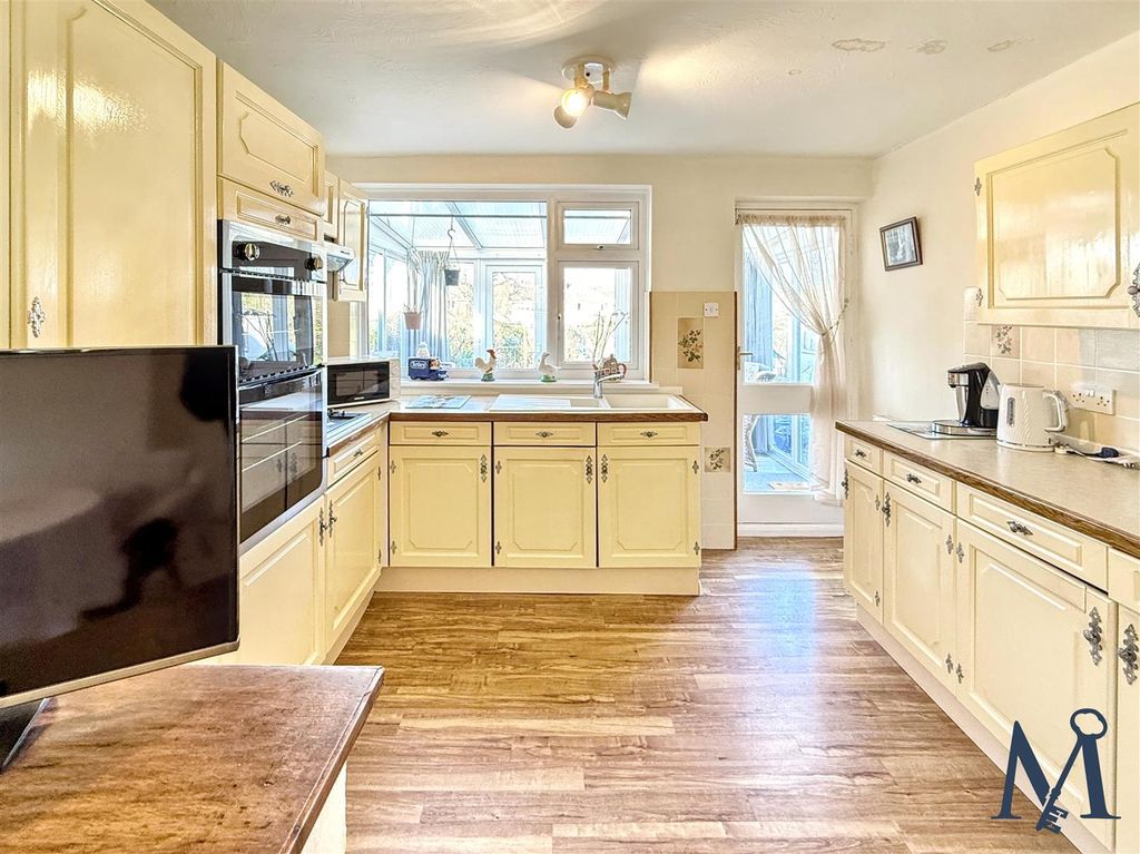 Property photo 3 of 21 Kitchen