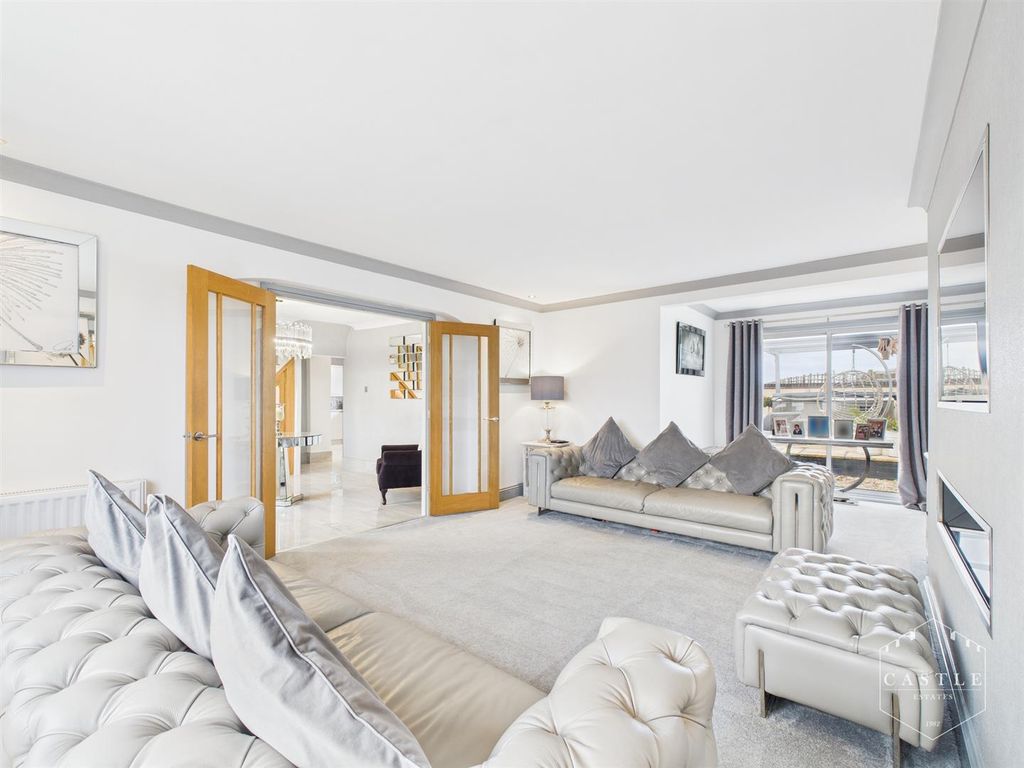 Property photo 3 of 45 Lounge