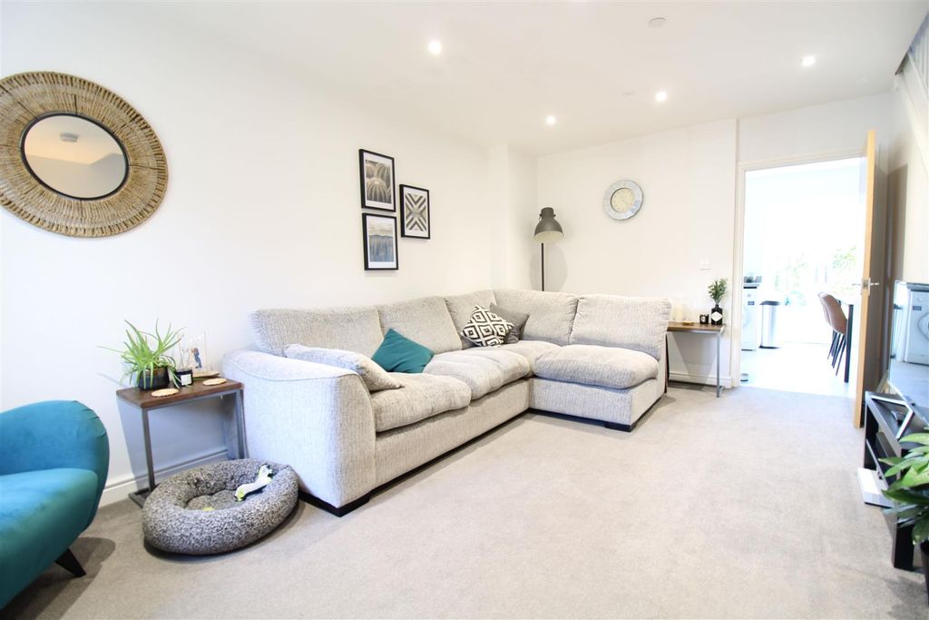 Property photo 3 of 9 Lounge