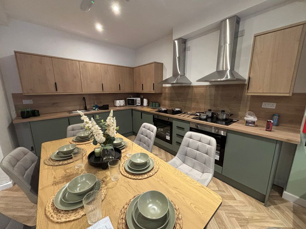 Property photo 2 of 6 Kitchen